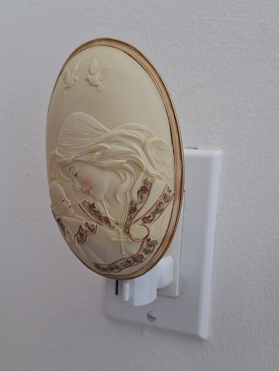 Night Light Angel - Picture 4 of 15